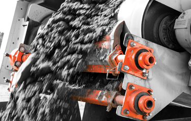 QB1&trade; Cleaner HD scraping material from a head pulley